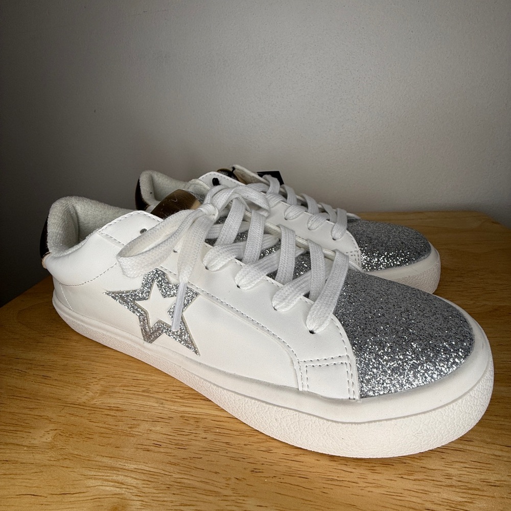 Size 9 1/2 NWT No Boundaries Low Star Sneaker - Picture 3 of 7